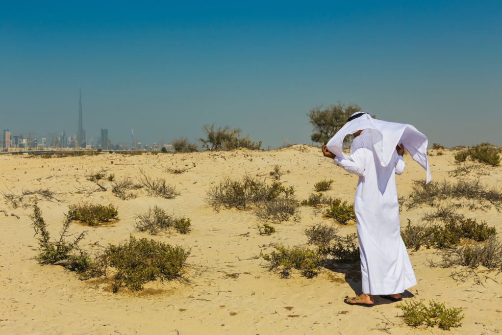Emirati in the desert - How do Locals dress in the UAE 