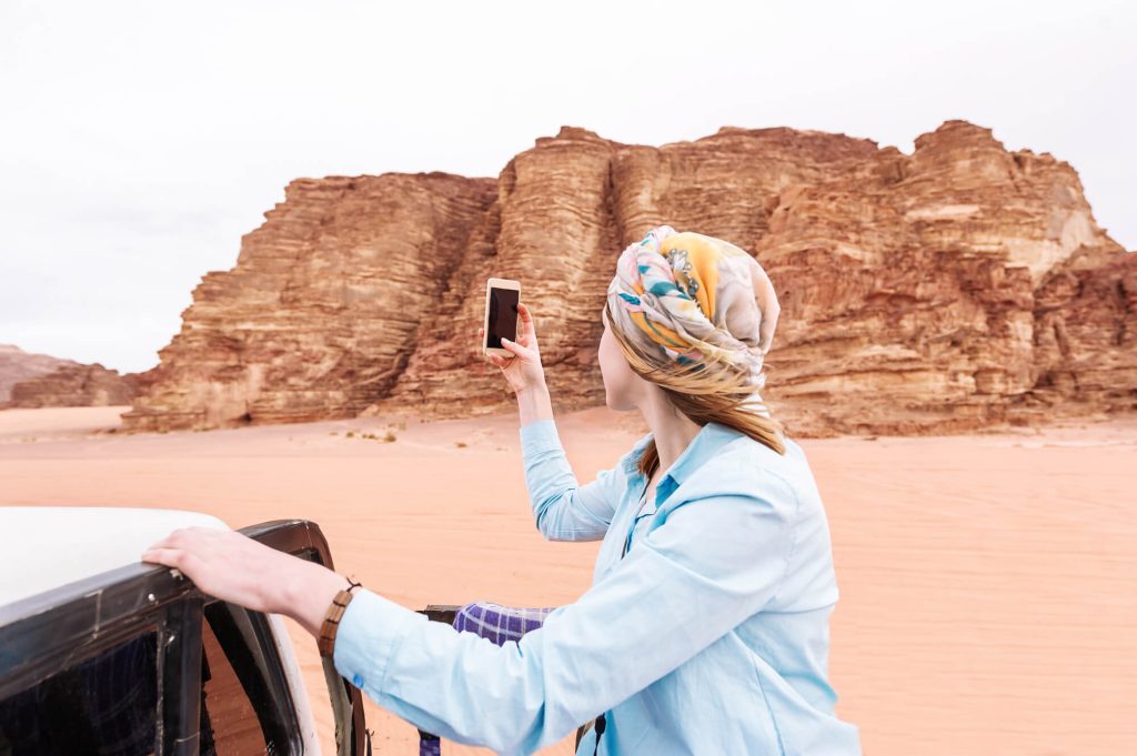 Woman in Desert in Jordan - what to wear in the desert / what to wear at Wadi Rum